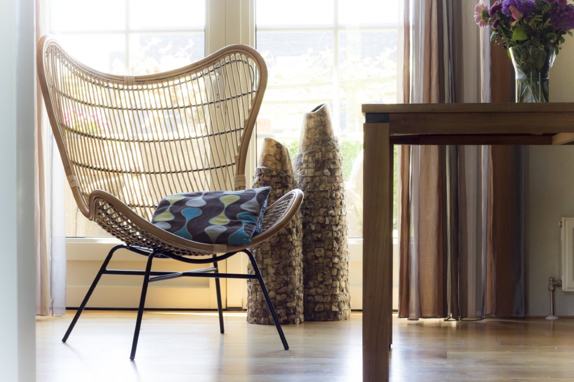 Rotan trendy stoelen voor interieur.