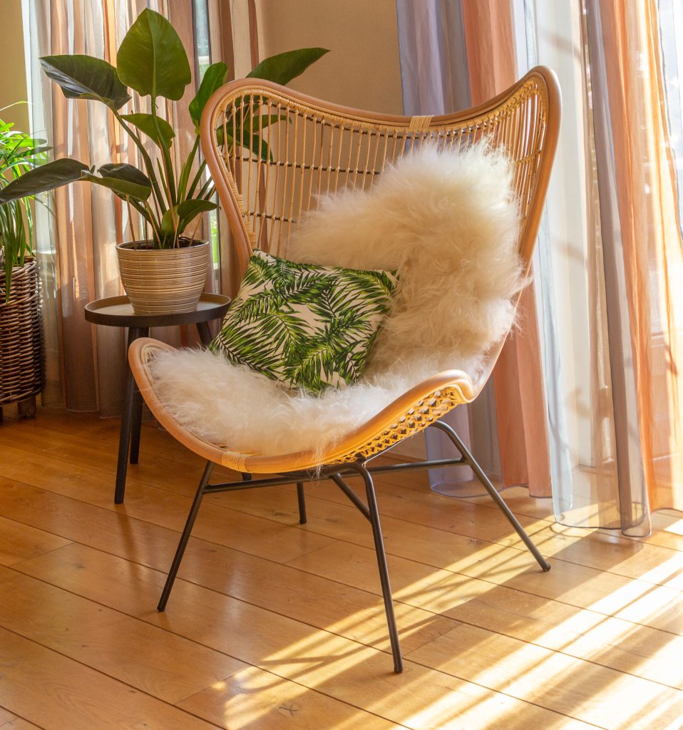 rotan vlinderstoel naturel in woonkamer